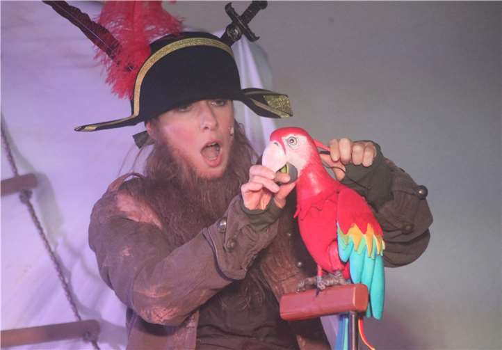 „Haken-Kralle“ beißt Messer-Toni in den Finger.