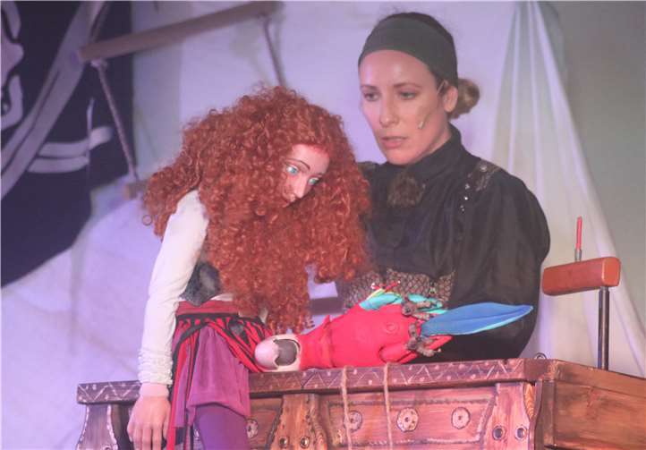 „Haken-Kralle“ hat McMonkey belauscht und fällt vor Schreck in Ohnmacht.