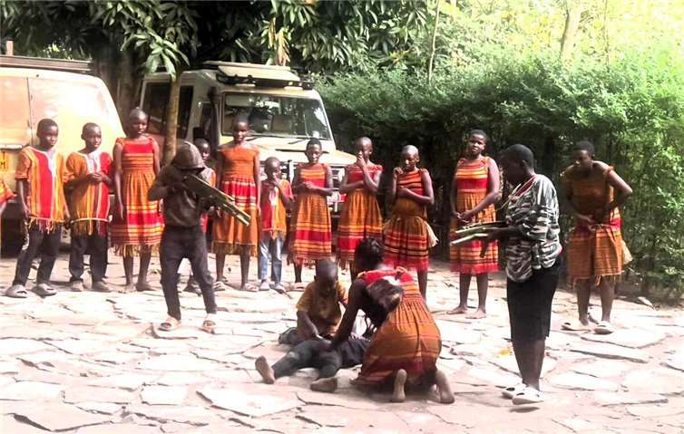 Halb- und Vollwaise Kinder und Jugendliche bei einer Theateraufführung mit dem Hintergrund, dass man Schimpansen nicht töten darf! Foto: Isolde Nowak