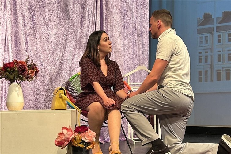 „Halbe Wahrheiten“ kehren für zehn Termine auf die Theaterbühne in Lahnstein zurück.