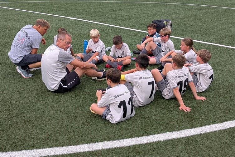 Halbzeitansprache der Trainer Udo Schmitt und Christoph Auer an die Vulkanbullen der JSG Nickenich E1 beim Pokalspielsieg in Heimersheim