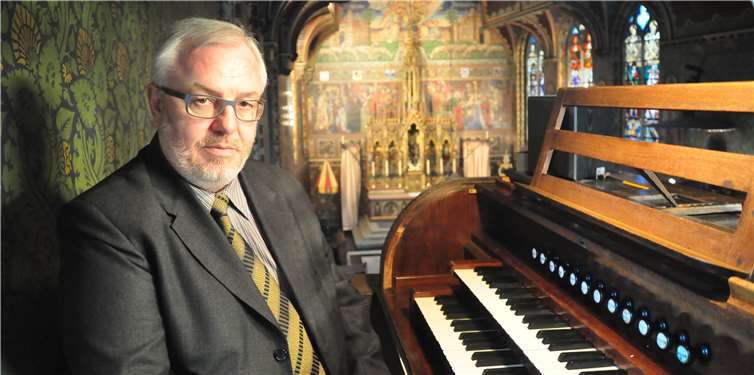 Hallein studierte am Königlichen Musikkonservatorium in Brüssel. Eric Hallein