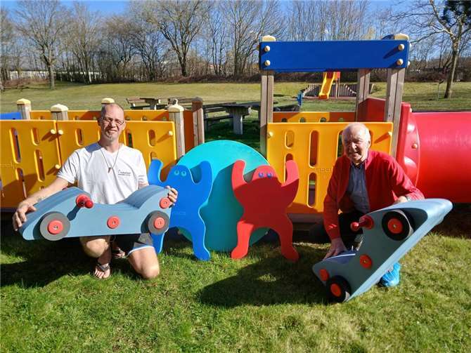 Hallenbadchef Sascha Henn (li.) freut sich gemeinsam mit dem Vorsitzenden des Fördervereins Reinhold Poloczek über die neuen Spielgeräte, die der Förderverein angeschafft hat. Die bunte Lok auf dem Freigelände, wurde ebenfalls vom Förderverein finanziert.  Foto: privat