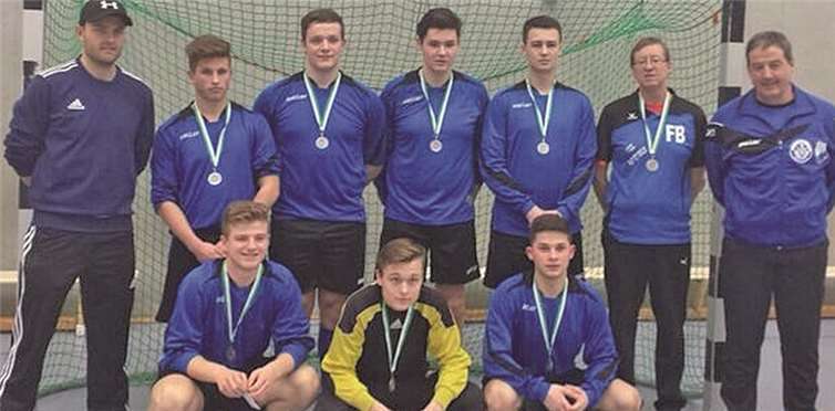 Hallenkreismeister 2014/2015 JSG Westum/Löhndorf/Bad Bodendorf: (h.v.l.) Trainer Richard Denkhaus, Max Müller, Jannik Dismon, Florian Giesen, Florian Wahl, Betreuer Franz Büschel, Trainer Dieter Dismon, (v.v.l.): Marcel Ossendorf, Kevin Möhren, Atrit Islami.privat