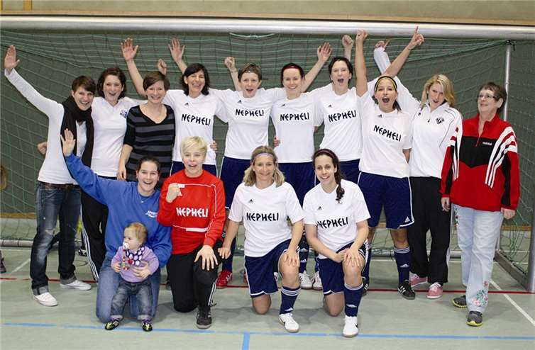 Hallenkreispokalsieger 1. FC Rheinbach mit der Kreisfrauenbeauftragten Ingrid Naß rechts im Bild.Fußballkreis Bonn