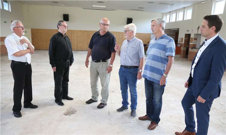 Hallenwart Ferdi Klick und Präsident Matthias Klemmer erläutern Präses Dr. Reinhold Malcherek die Schäden des Hochwassers.Foto: Schützenbruderschaft Meckenheim