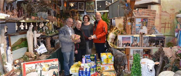 Haltbare Lebensmittel, Süßwaren, Obst und andere notwendige Bedarfsmittel im Wert von 400 Euro und 250 Euro in bar überreichten Franz-Rudolf Niethen (nicht auf dem Bild) und Josef Niethen (2. v. l.). Christiane Böttcher sowie Ralf Eggert (r.) und Helmut Krämer (l.) dankten auch im Namen der Tafelkunden für diese Unterstützung.  E.T. Müller