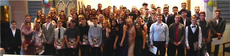 Halten ihre Zeugnisse in den Händen: Die Schulabgänger der Realschule Plus Puderbach. privat