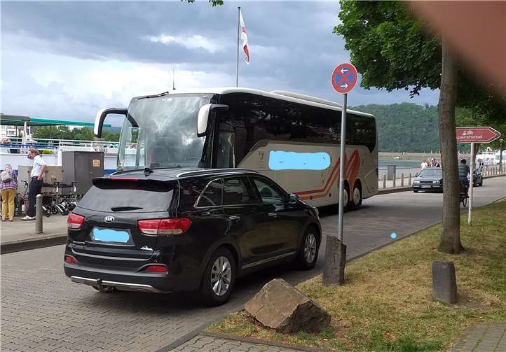 Haltende Busse (Wohnanlage Alte Burg).Quelle: Bürgerinitiative „Unsere Altstadt“ e.V.