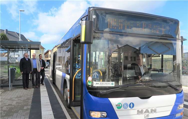 Haltestelle „Berkumer Weg“ in Gimmersdorf: (v.l.n.r.) Christoph Fievét, Bürgermeister Jörg Schmidt und Beigeordneter Swen Christian.  Foto: : Gemeinde Wachtberg/mm