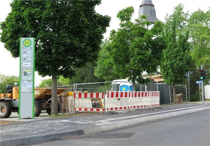 Haltestelle Kirche/Villip wird barrierefrei – der hohe Bordstein steht schon. Fotos: Gemeinde Wachtberg/mm
