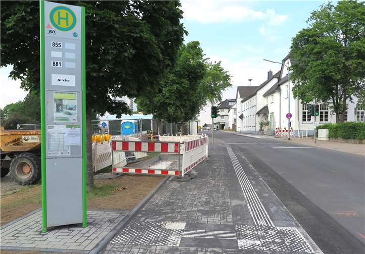 Haltestelle Kirche/Villip wird barrierefrei – taktile Elemente im Boden sollen die Orientierung für Sehbehinderte erleichtern.