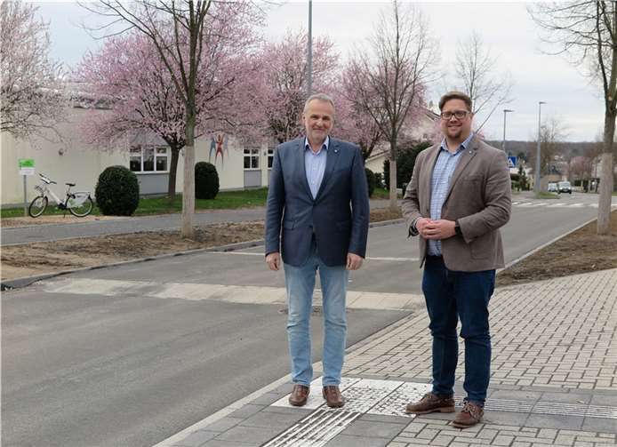 Haltestelle „Zwischen den Hüllen“ in Villip: Bürgermeister Jörg Schmidt (li.) und Beigeordneter Swen Christian freuen sich, dass die Straßensperrung schon wieder beendet ist.  Foto: Gemeinde Wachtberg/mm