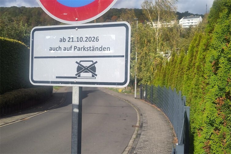 Haltverbotszone in der Straße „Im Möhren“ in Mayen: Seit dem 21. Oktober 2026 gelten im Zusammenhang mit einer Baustelle am Fernwärmenetz Halteverbote. Die FWM sieht darin Anlass, die Gebührenpraxis der Stadt bei baustellenbedingten Haltverbotsflächen und benachbarten Parkbereichen genauer zu hinterfragen.