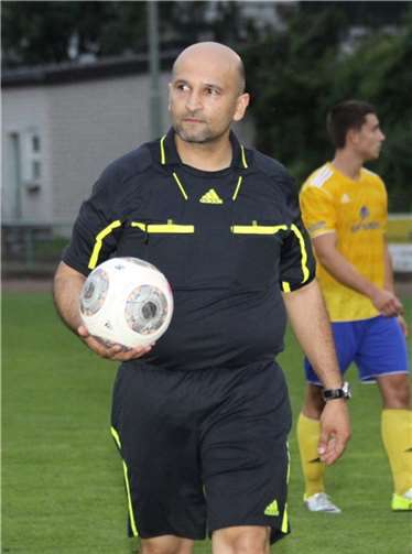 Hamid Rostamzada, der aus Afghanistan stammt, kennen viele im Fußballkreis Rhein/Ahr als routinierten Schiedsrichter.