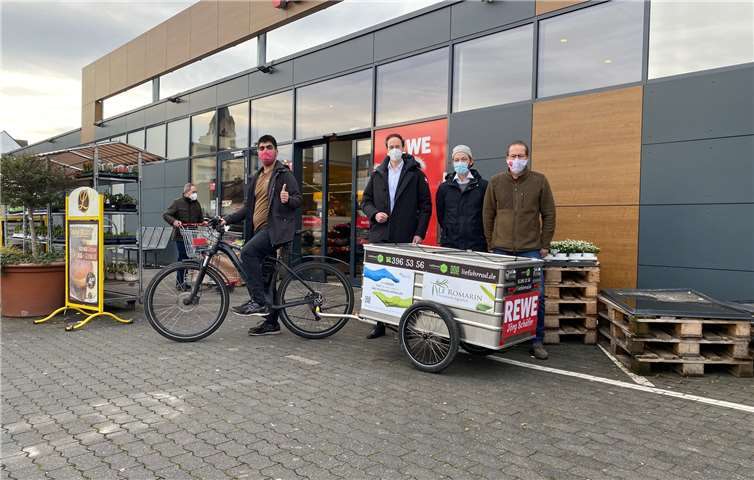 Hamit Sahin präsentiert Dominik Neswadba, Alexander Beier sowie Jörg Schäfer (v.l.) den neuen Fahrradanhänger von Liefahrrad