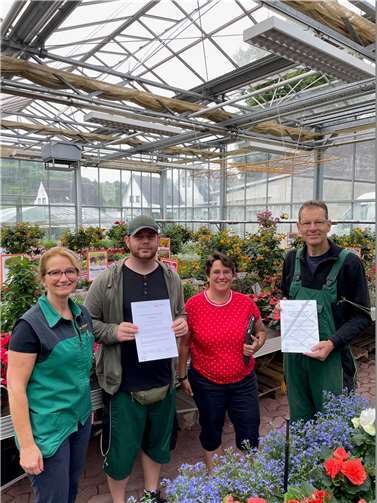 Hammer Floristik & Gärtnerei in Sinzig wurde von den Caritas Werkstätten mit einer Urkunde ausgezeichnet.  Foto: privat