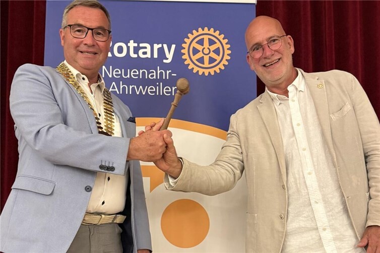 Hammerübergabe an den neuen Präsidenten Horst Gies 
