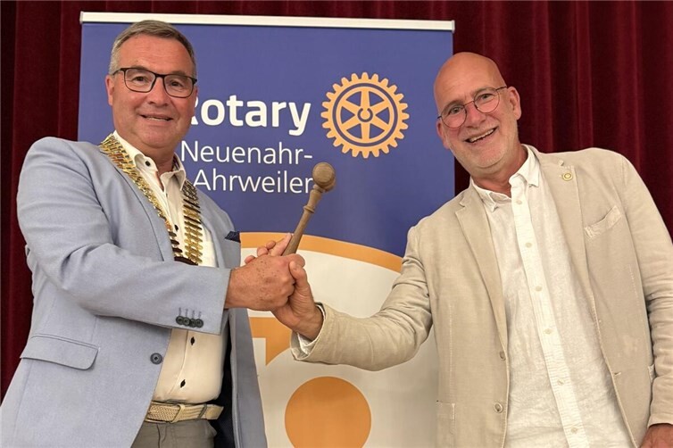 Hammerübergabe an den neuen Präsidenten Horst Gies