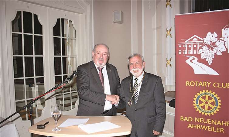 Hammerübergabe von Wolfgang Frisch (l.) an Lutz Feldt, den neuen Präsidenten des Rotary Clubs Bad Neuenahr-Ahrweiler. privat