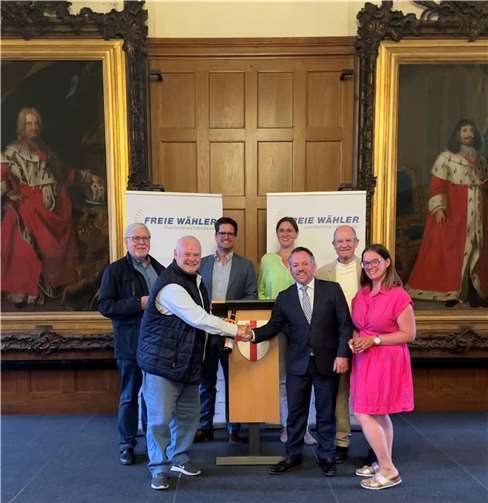 Hand drauf: Fraktionsvorsitzender Stephan Wefelscheid (3.v.r.) begrüßt Eitel Bohn (2.v.l.) im Kreise der Ratsfraktion und der Bezirksvorsitzenden Freie Wähler Nord, Kathrin Laymann (4.v.r.). Mit ihm freuen sich die Ratsmitglieder Dr. Michael Gross, Christian Altmaier, Edgar Kühlenthal und Julia Kübler (v.l.).  Foto: Freie Wähler Koblenz/Inga Fege