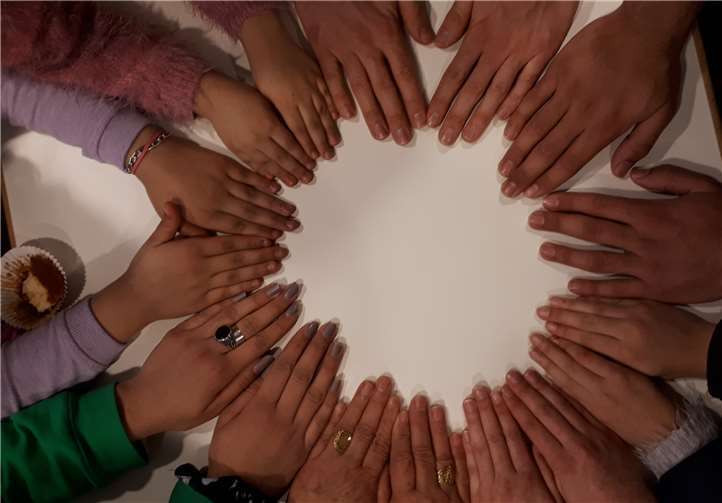 Hand in Hand – Foto-Experiment im Cafe der Begegnung. Foto: privat