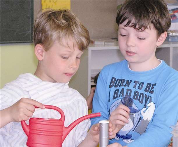 Hand in Hand: Vorbereitungen für den Raketenstart.