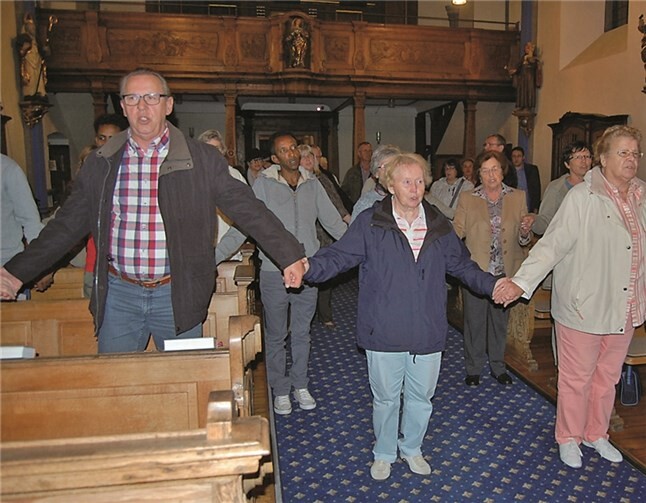 Hand in Hand beten die Besucher um Frieden in der Welt. FA