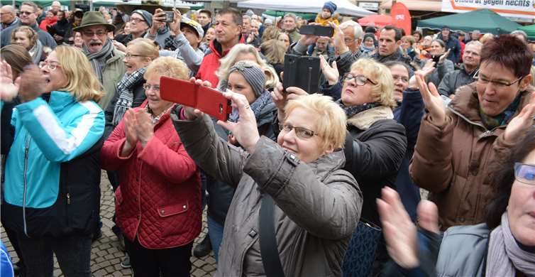 Hand in Hand bezeugen die Menschen auf dem Marktplatz ihre Einstellung gegen Rechts und für Demokratie.  „Demokratie Leben“