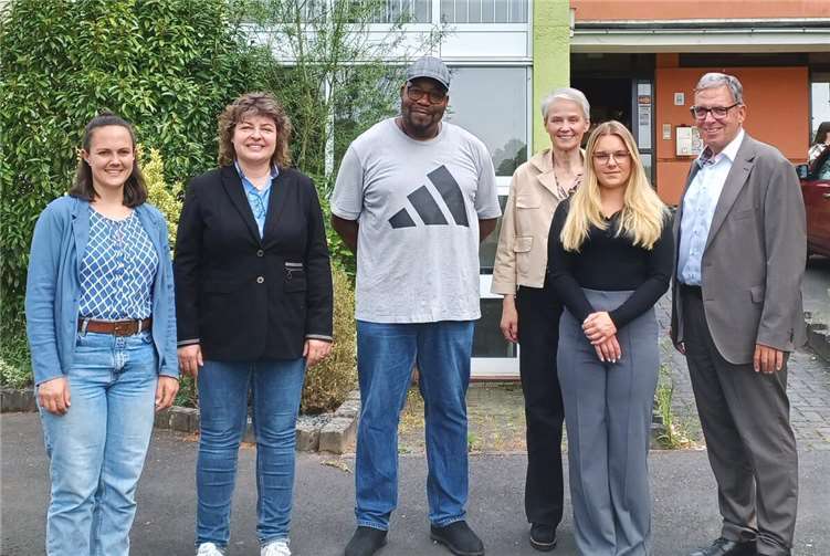 Hand in Hand haben Stadt und VG Montabaur sowie der Westerwaldkreis Haus Roßberg in Montabaur an den Start gebracht. Beim Rundgang mit der Nachbarschaft waren dabei: (v.l.) Hausleiterin Johanna Schubert-Ergün, Stadtbürgermeisterin Melanie Leicher, Hausmeister Ulrick Smith, die Kreisbeigeordnete Gabi Wieland, Teamkoordinatorin Theres Hiob vom Kreisjugendamt sowie Andree Stein, der Erste Beigeordnete der VG. Foto: Stadt Montabaur / Christina Weiß