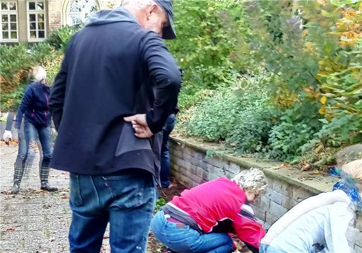 Hand in Hand halfen Groß und Klein. Fotos: Uwe Hüngsberg