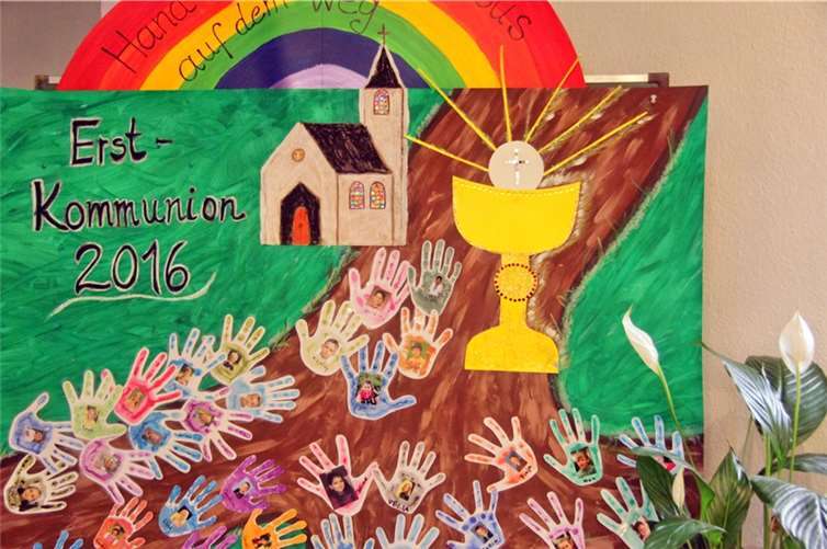 „Hand in Hand mit Jesus auf dem Weg“ war das Motto der Kommunionskinder in Rheinbach. Ein halbes Jahr wurden sie liebevoll von den Katechetinnen, Eltern und Helfern auf das Fest der Erstkommunion vorbereitet.