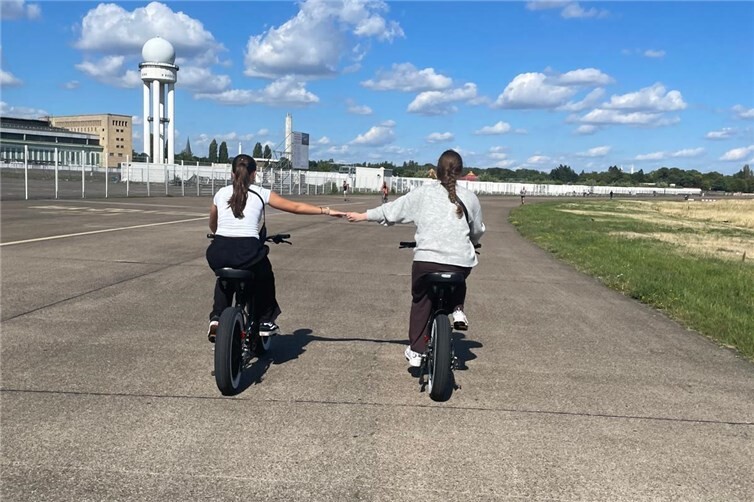 Hand in Hand radelten die Jugendlichen über das Tempelhofer Feld. 