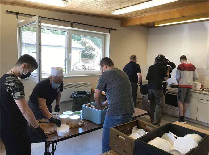 Hand in Hand wurde die organisatorische Meisterleistung gestemmt- und vom SWR auch gleich noch dokumentiert. Fotos: privat