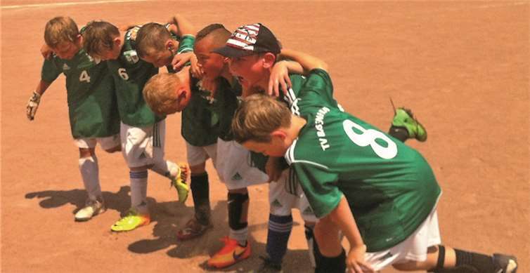 Handballer mit Stollenschuhen und Schienbeinschonern - ein seltener Anblick.privat