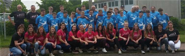 Handballerinnen und Fußballer mit ihren Trainern und Betreuern vereint im portugiesischen Ferragudo. TuS Ahrbach