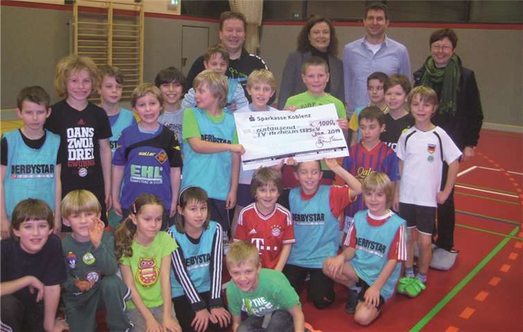 Handballkinder des TV Arzheim nehmen den Spendenscheck der Sparkasse entgegen.privat