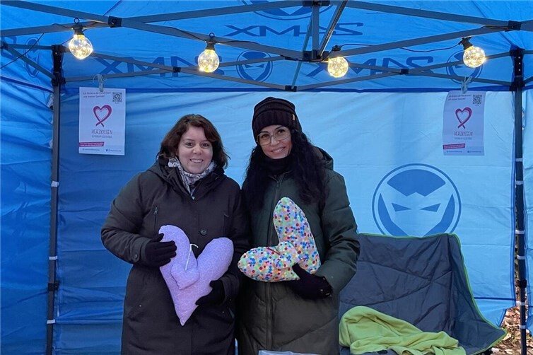 Handgefertigte Geschenkideen, weihnachtliche Dekorationen, Herzkissen, selbstgebackene Plätzchen und vieles mehr wurden auf dem Weihnachtsmarkt angeboten.Fotos: privat