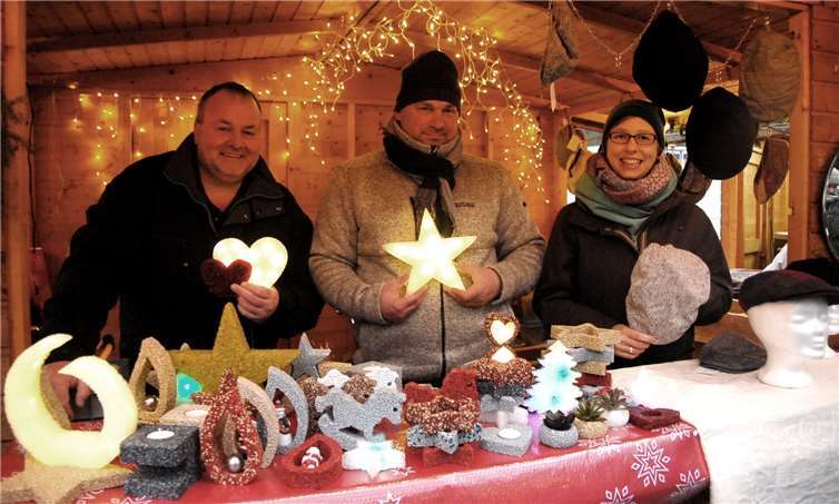 Handgefertigte Mützen und Leuchten aus Stein- undGlasgranulat gab es an diesem Stand zu bestaunen und zu kaufen.
