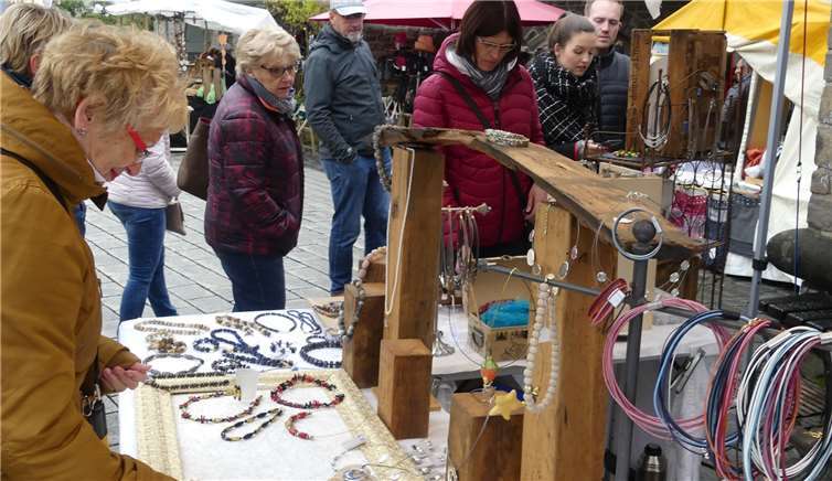 Handgefertigter und farbenfroher Modeschmucklockte vor allem die weiblichen Marktfreunde an.