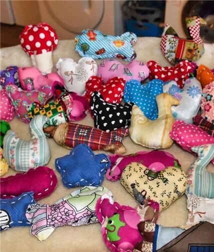 Handgefertigtes Katzenspielzeug. Fotos: privat