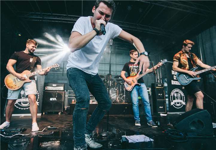 Handgemachte Rock-Cover bieten die Long Island City Rockers.