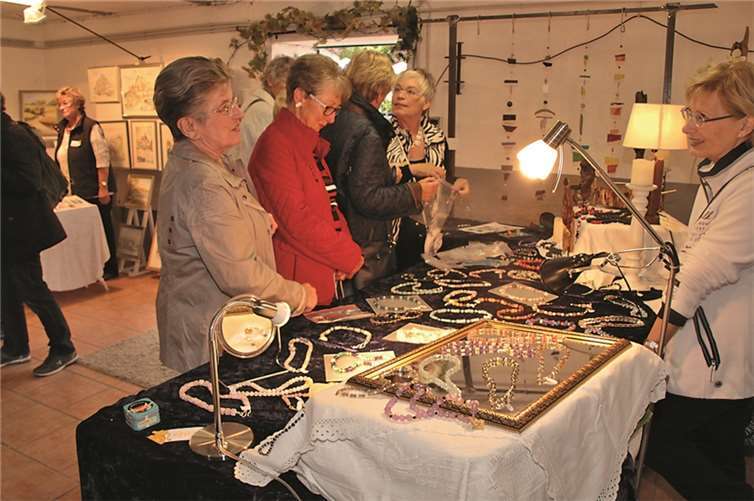 Handgemachter Schmuck begeisterte vor allem die weiblichen Besucher.