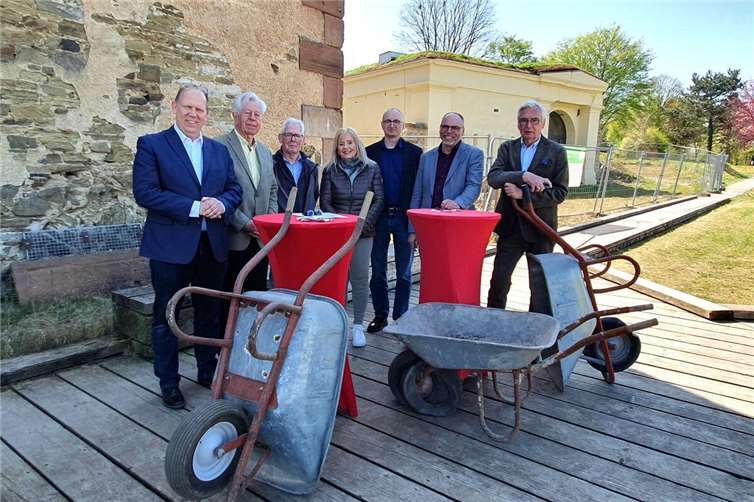 „Hands-On“: das ist etwas was die vier Vereine schon lange machen und jetzt noch einmal gemeinsam intensivieren wollen. Symbolisch sind dafür die Schubkarren gedacht. V.li. : Uwe Diederichs-Seidel (Fort Asterstein), Harald Pohl (Pro Konstantin), Peter Zirwes (Pro Konstantin), Dr. Margit Theis-Scholz, Matthias Kellermann (Fest Franz), Dr. Sebastian Gleixner (Pro Konstantin), Hans-Ulrich Stelter (Förderverein Kulturzentrum Festung Ehrenbreitstein und Landesmuseum Koblenz).  Quelle: Uwe Diederichs-Seidel