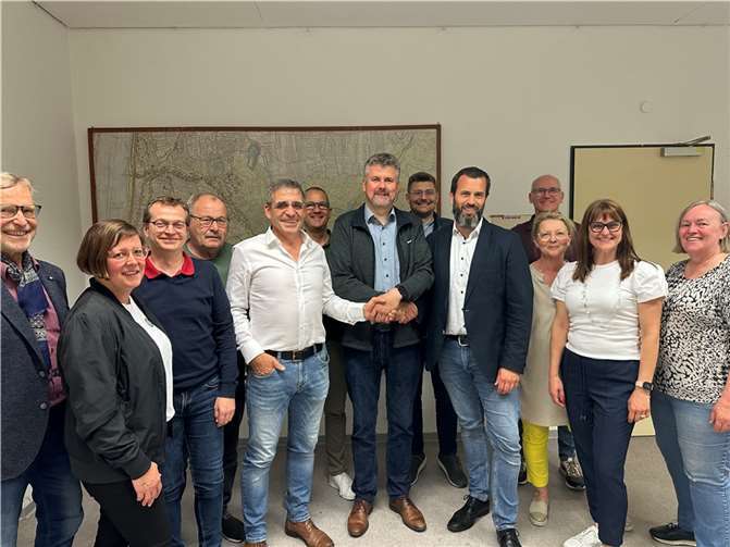 Handschlag für das gemeinsame Erneuerbare-Energien-Projekt (in der Mitte von links): Thomas Schmitz (BMR), Heiko Glätzner (Bürgermeister) und Christian Weber (Süwag)  Foto: Ortsgemeinde Leubsdorf