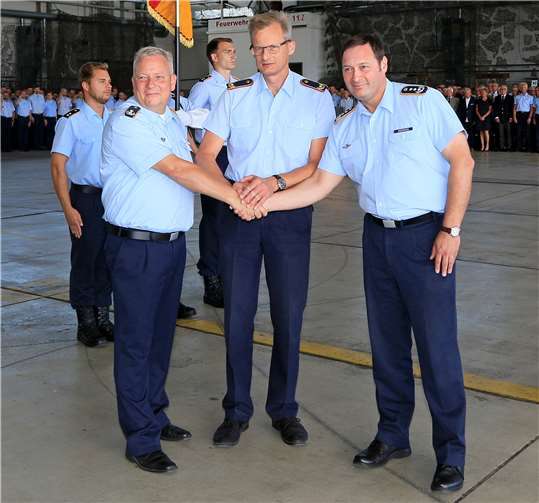 Handschlag nach der Übergabe: v.li. der neue Kommodore Oberstleutnant Thomas Schneider, Brigadegeneral Dr. Jan Kuebart und Oberst Holger Radmann. Fotos: Bundeswehr/Nico Tennhardt