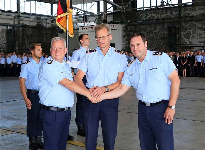 Handschlag nach der Übergabe: v.li. der neue Kommodore OberstleutnantThomas Schneider, Brigadegeneral Dr. Jan Kuebart und Oberst Holger Radmann.