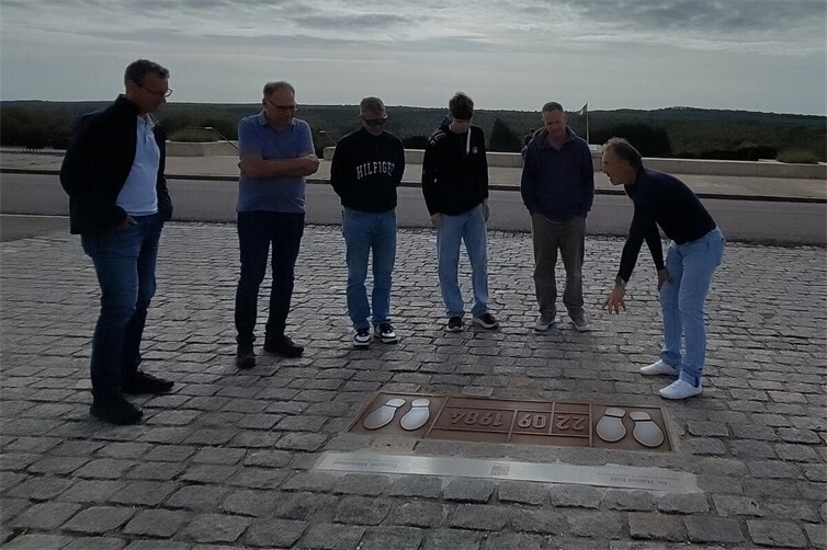 Handschlag von Verdun am 22.09.1984 zwischen dem deutschen Bundeskanzler Helmut Kohl und dem französischem Staatspräsidenten François Mitterrand