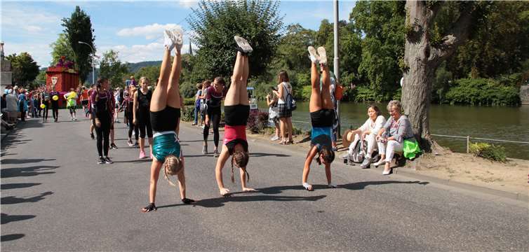 Handstände, Bogengänge und Räder der Turnerinnen.