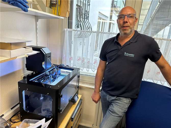 Handwerk trifft High-Tech: Holger Schneider am 3D-Drucker.